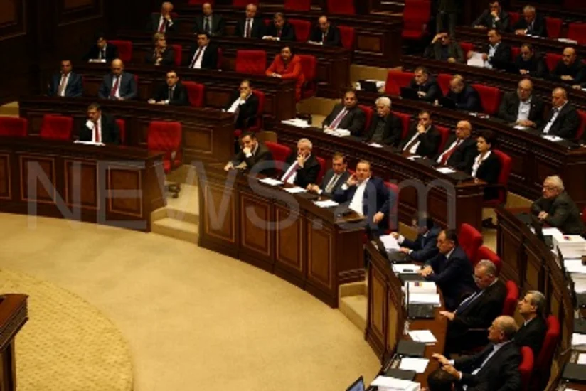 ​Ermənistan parlamentində mübahisə düşüb