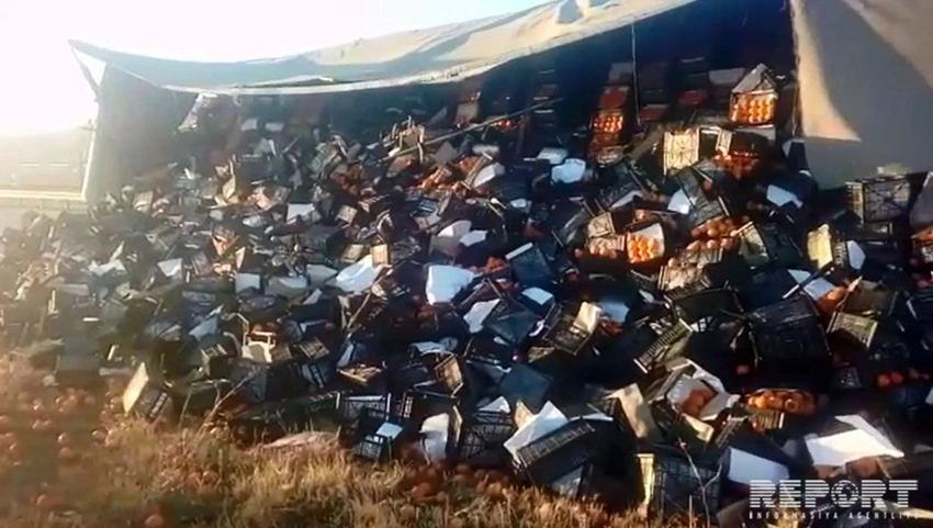 Siyəzəndə yük maşınının aşması nəticəsində 20 ton xurma yola dağılıb, iki nəfər xəsarət alıb - VİDEO - YENİLƏNİB