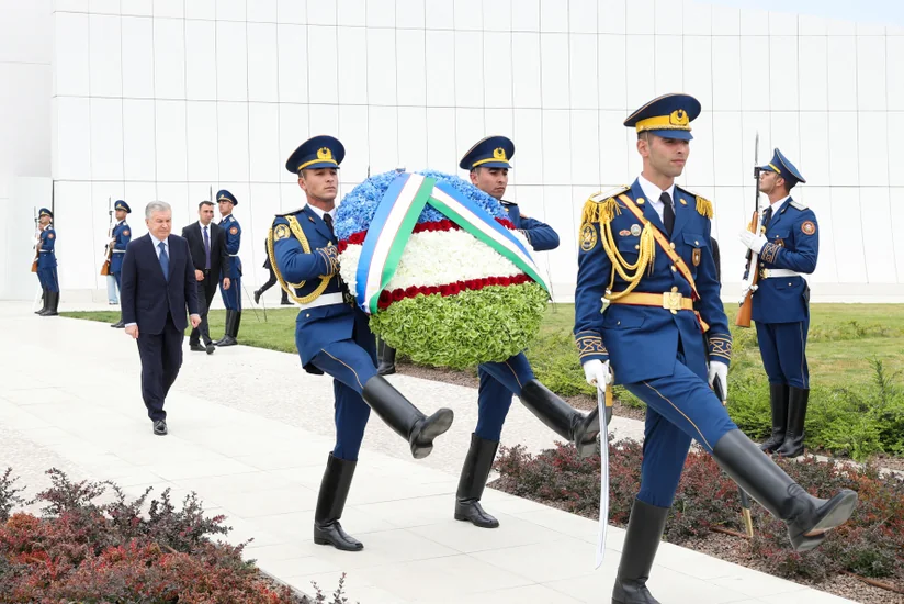 Şavkat Mirziyoyev Bakıda Zəfər parkını ziyarət edib - YENİLƏNİB