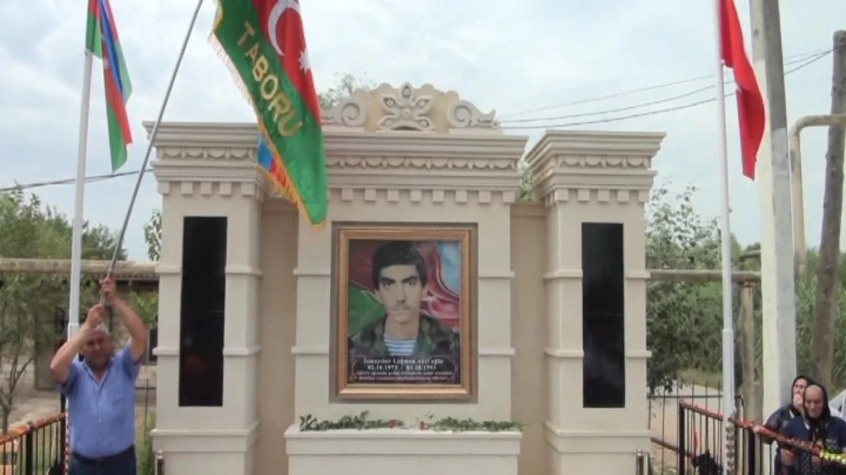 Salyanda şəhidin xatirəsinə abidə ucaldılıb