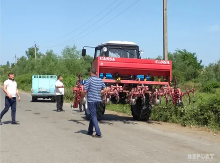 Bərdədə avtomobil traktorla toqquşub, 2 nəfər xəsarət alıb - FOTO