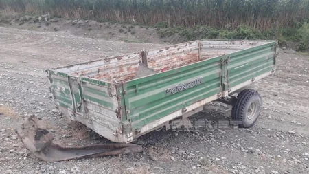 Ağdaşda avtomobil traktorun qoşqusuna çırpılıb