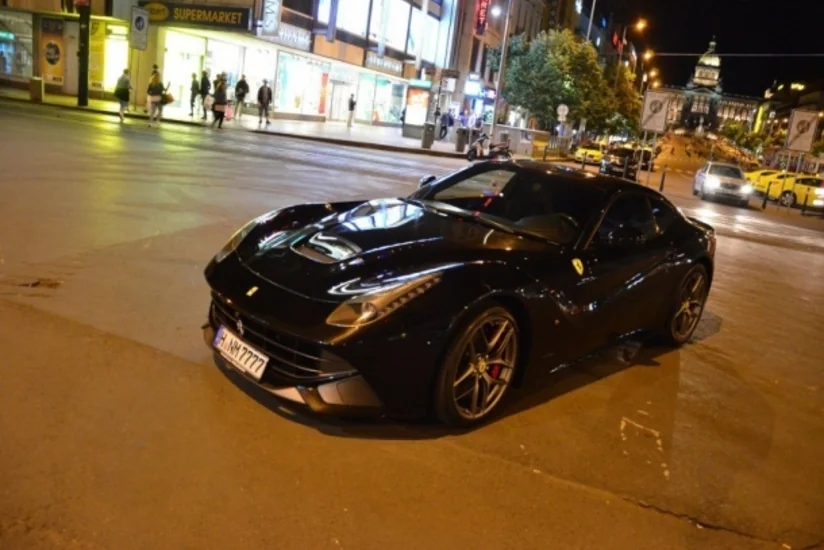 ​Praqada avtomobil ilə piyada yoluna çıxan sərxoş azərbaycanlı saxlanılıb - FOTO