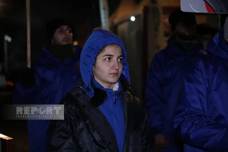 Ekofəallar etirazlarını axşam saatlarında da ruh yüksəkliyi ilə davam etdirir