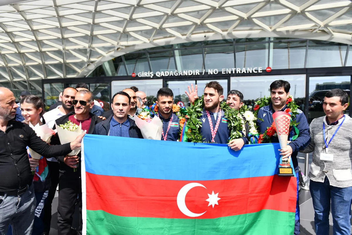 Avropa çempionu olan sərbəst güləş üzrə Azərbaycan millisi Vətənə qayıdıb