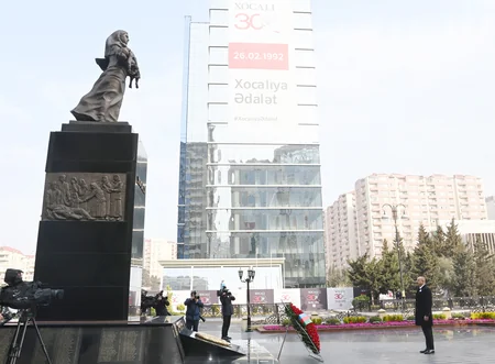 Xocalı soyqırımının 30-cu ildönümü ilə əlaqədar Bakıda ümumxalq yürüşü keçirilib,  İlham Əliyev və Mehriban Əliyeva yürüşdə iştirak edib