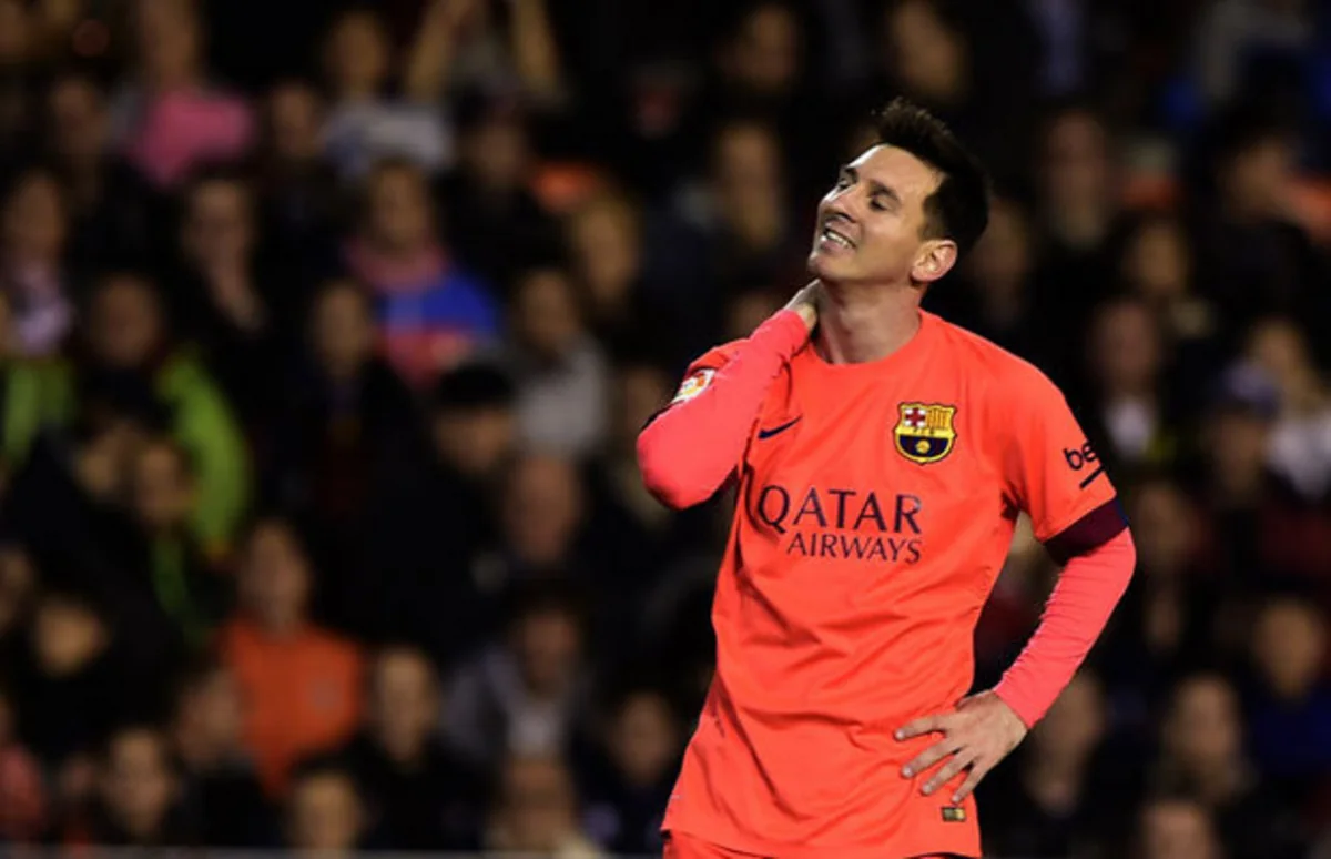 Lionel Messiyə oyun zamanı plastik su qabı atılıb