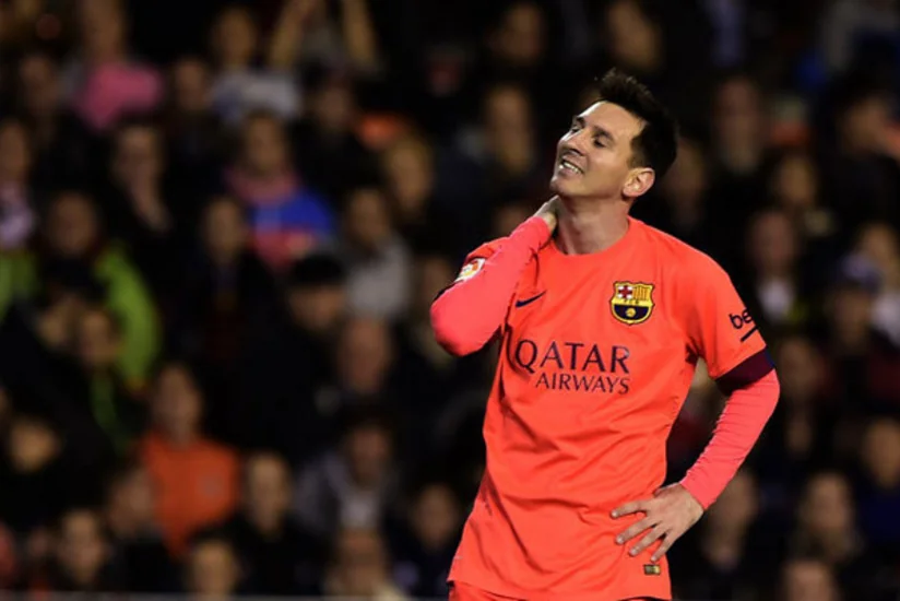 Lionel Messiyə oyun zamanı plastik su qabı atılıb