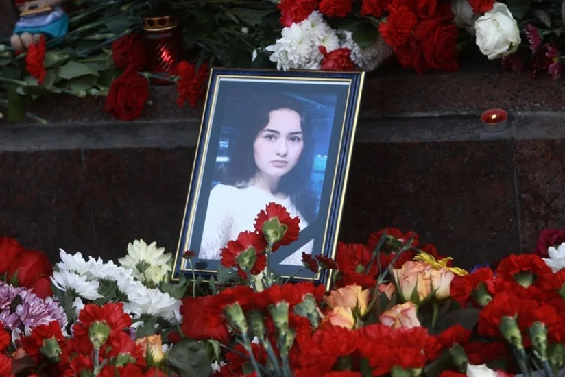 Консулы возложили цветы к стихийному мемориалу в память о жертвах теракта в Петербурге