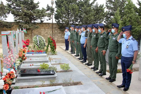 Müdafiə Nazirliyinin nümayəndələri Rəşad Atakişiyevin məzarını ziyarət edib