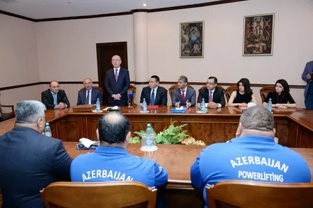 Azər Əliyev pauerliftinq üzrə paralimpiya milli komandasının üzvləri ilə görüşüb