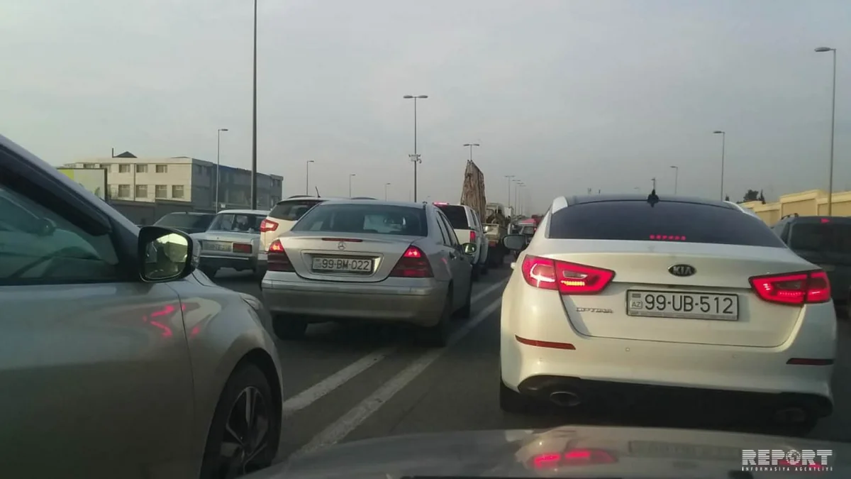 Ziya Bünyadov prospektində yol qəzası olub, yolda tıxac yaranıb - FOTO