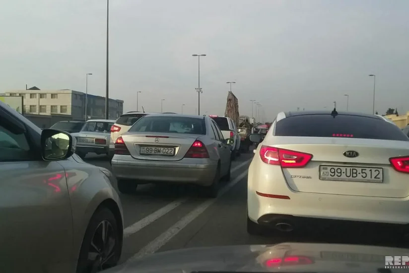 Ziya Bünyadov prospektində yol qəzası olub, yolda tıxac yaranıb - FOTO