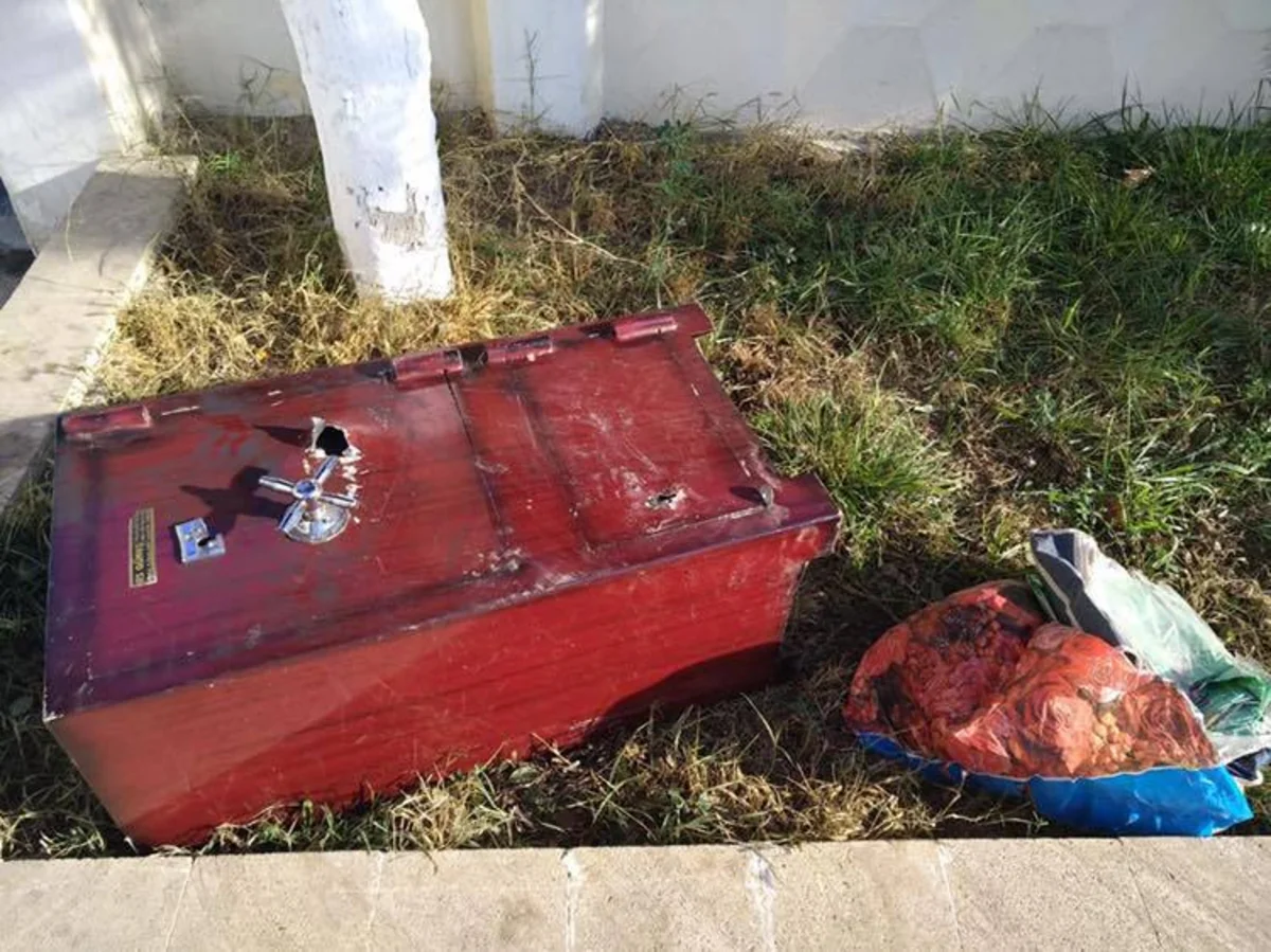 Azərpoçtun filialından seyf oğurlanıb