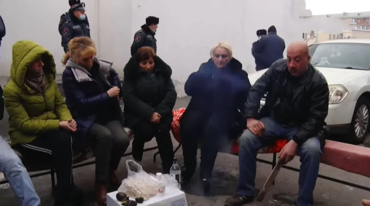 İtkin düşən erməni hərbçilərin valideynləri oturaq aksiya keçirir