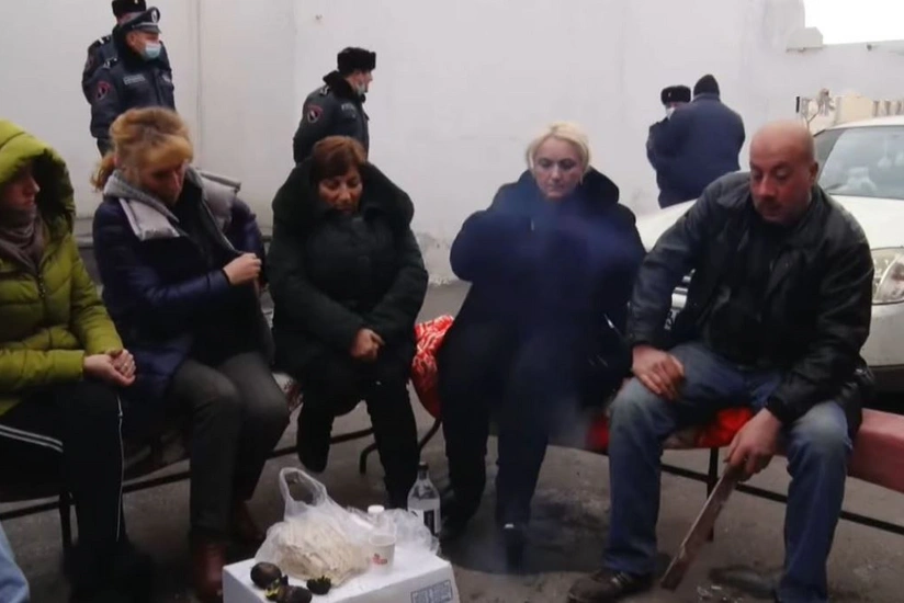 Родители пропавших без вести армянских военнослужащих проводят сидячую акцию