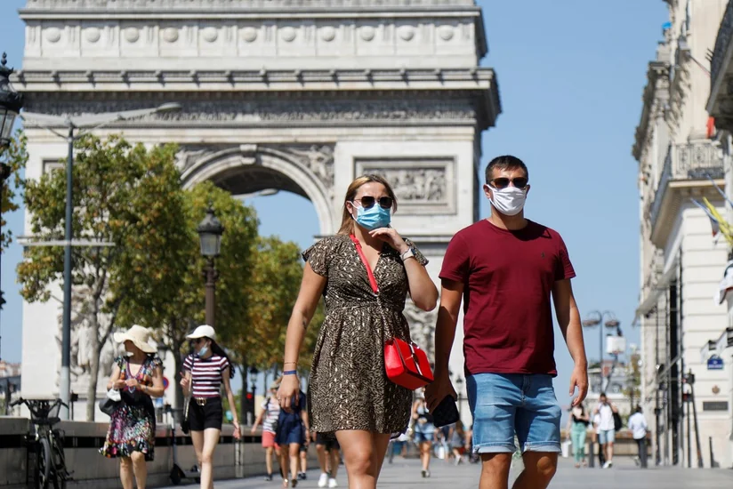 Во Франции могут вновь ввести комендантский час из-за коронавируса
