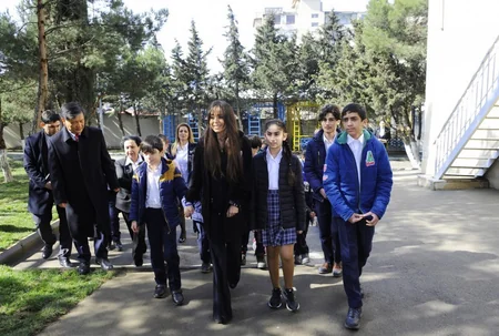 Leyla Əliyeva Suraxanıdakı 2 saylı uşaq evinin sakinləri ilə görüşüb