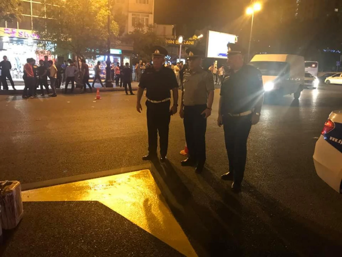 Yol polisi paytaxtın mərkəzi küçə və prospektlərində hüquqi maarifləndirmə tədbirləri aparır - FOTO