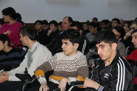 Bilik Fondu sağlamlıq imkanları məhdud gənclərə kitab hədiyyə edib