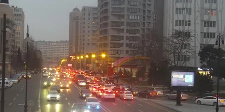 Bakıda nəqliyyat vasitələrinin hərəkətində sıxlıq yaranıb