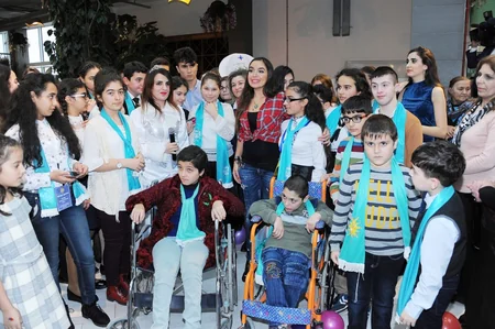 Leyla Əliyeva xüsusi qayğıya ehtiyacı olan uşaqlar üçün keçirilən şənlikdə iştirak edib