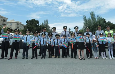 Bakıda uşaqlar yol polisini əvəz edib