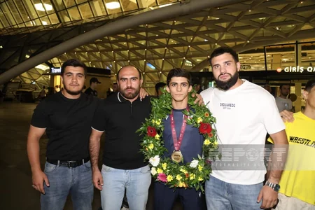 Avropa çempionu olan Azərbaycanın sərbəst güləşçiləri Bakıya qayıdıb