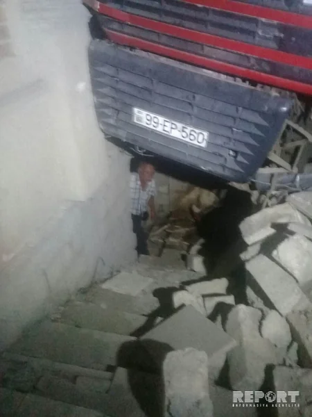 Bakıda sürücüsü benzin almağa gedən yük maşını hərəkət edərək divara çırpılıb - FOTO