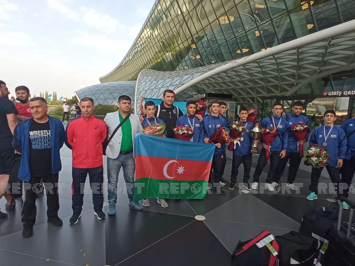 Avropa çempionu olan yeniyetmə güləşçilər Vətənə qayıdıb - VİDEO