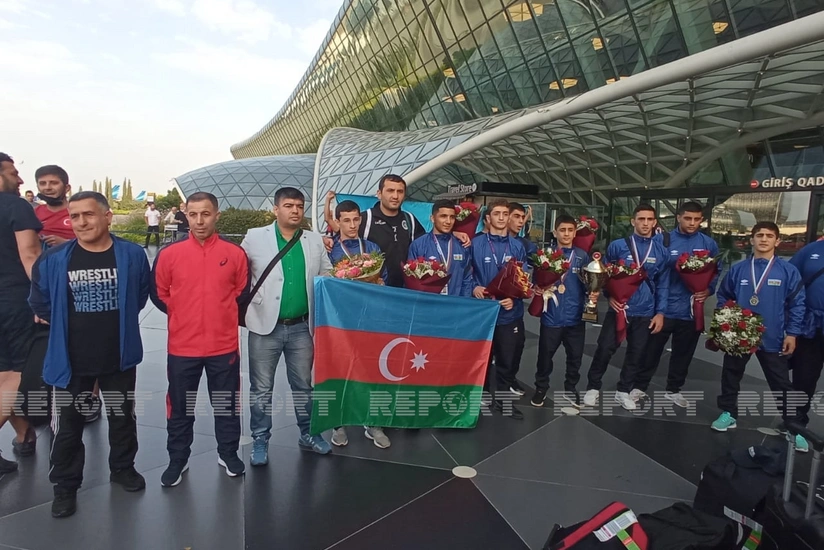 Avropa çempionu olan yeniyetmə güləşçilər Vətənə qayıdıb - VİDEO
