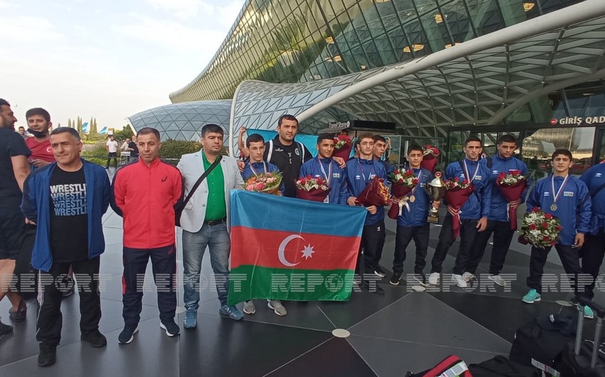 Avropa çempionu olan yeniyetmə güləşçilər Vətənə qayıdıb - VİDEO