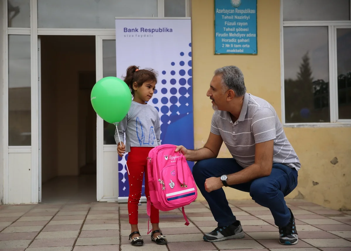 “Bank Respublika” Horadiz qəsəbəsindəki məktəbliləri sevindirib