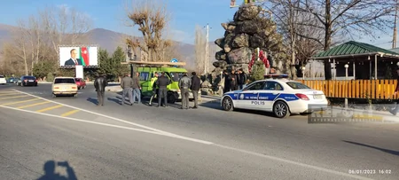 Şəkidə mikroavtobusla TIR toqquşub, xəsarət alan var