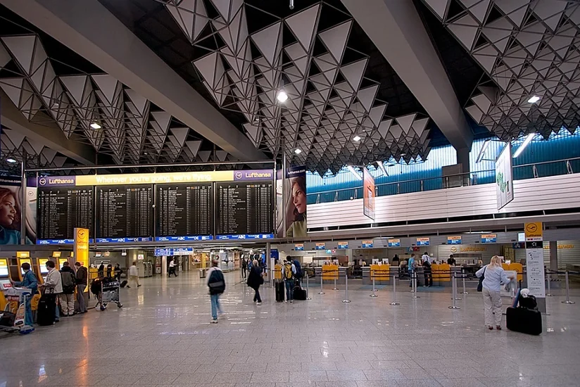 Sərnişinlər Frankfurt hava limanından təxliyə edilib