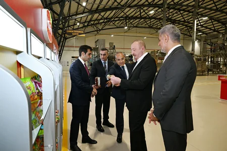 İlham Əliyev Bakıda müxtəlif növ və çeşiddə qəlyanaltı məhsullarının istehsalı zavodunun açılışında iştirak edib