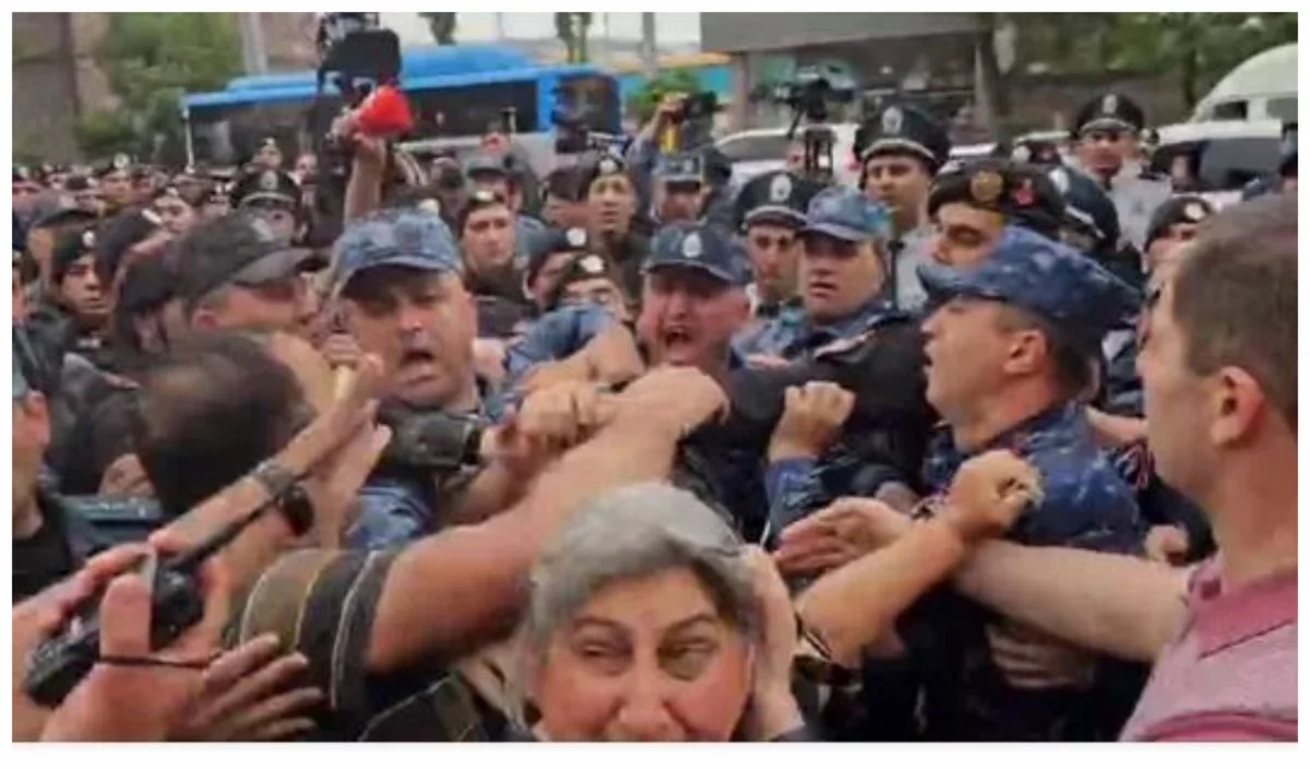 В Ереване в ходе акции протеста полиция задержала родственника погибшего солдата