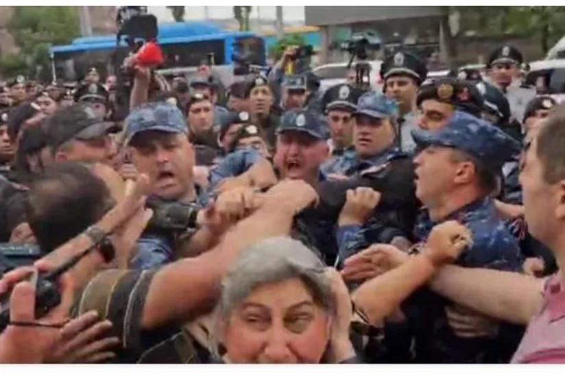 İrəvanda polislərlə vətəndaşlar arasında toqquşma baş verib - YENİLƏNİB