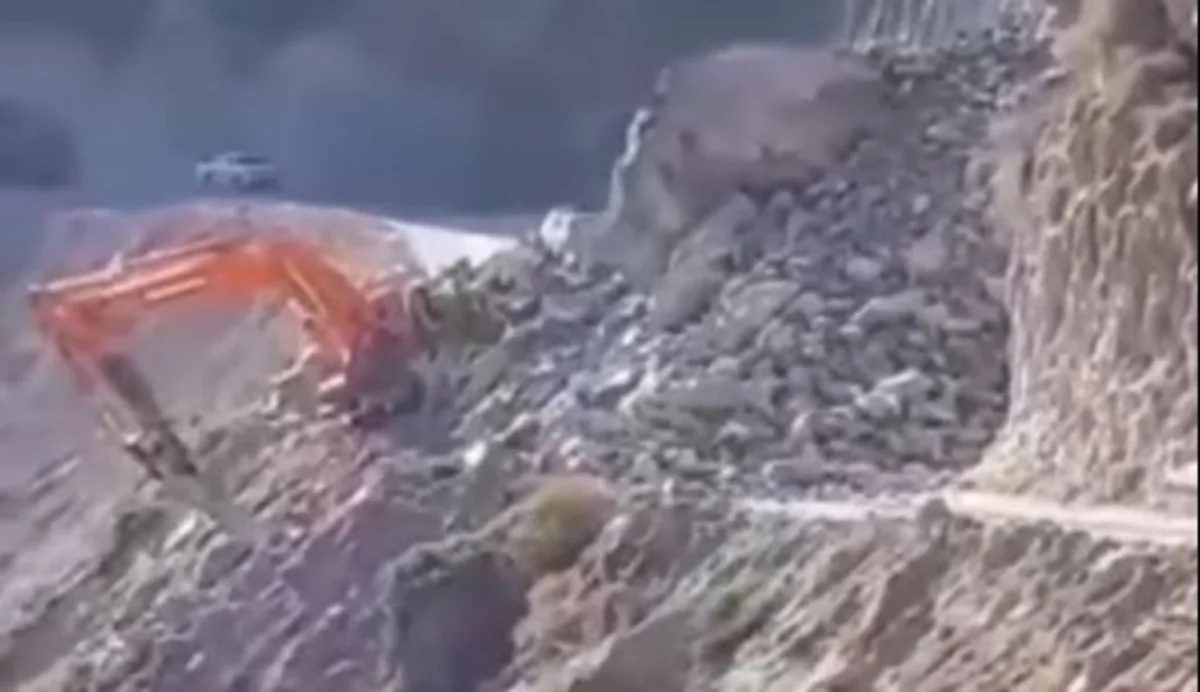 Kəlbəcərdə ekskavatorun üzərinə qaya parçaları düşüb, ölən var