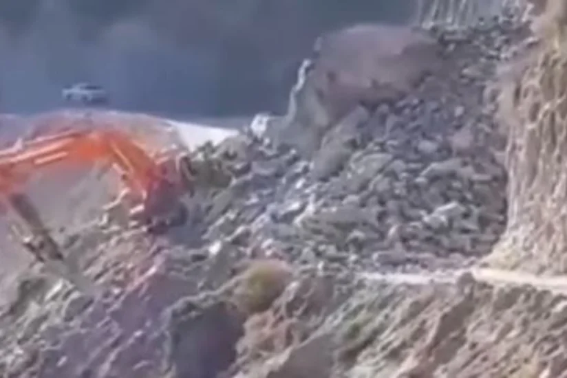 В Кяльбаджаре на экскаватор упали обломки скалы, водитель погиб