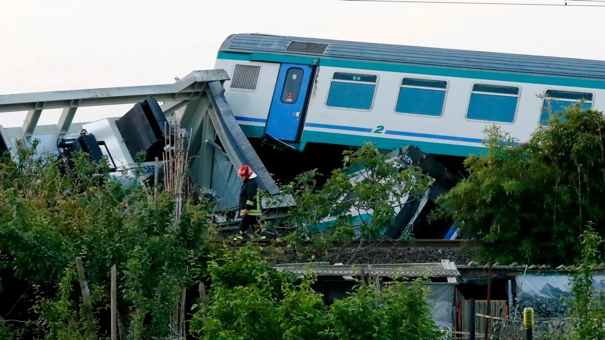 Sumqayıtda yük qatarı ilə sərnişin avtobusu toqquşub, bələdçi ölüb - VİDEO - YENİLƏNİB