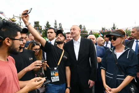 Prezident İlham Əliyev Dənizkənarı Milli Parkda gəzintiyə çıxıb - FOTO