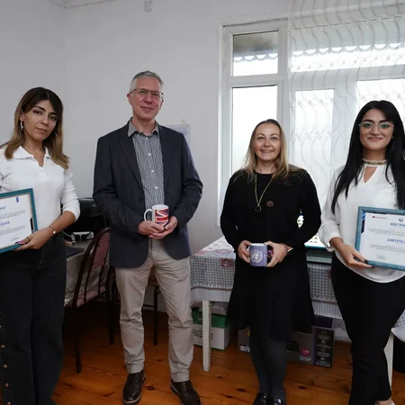 Britaniya səfiri Bərdədə Qadın Resurs Mərkəzini ziyarət edib
