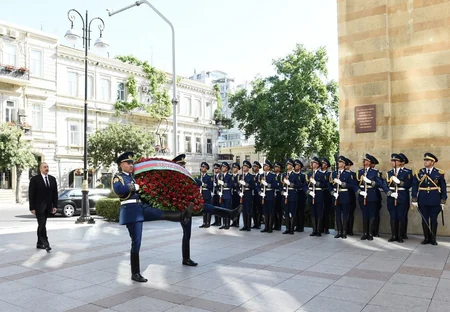 Президент Ильхам Алиев посетил памятник, возведенный в честь Азербайджанской Демократической Республики