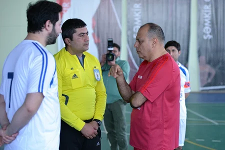 FIDE prezidenti Şəmkirdə şahmatçılarla futbol oynayıb