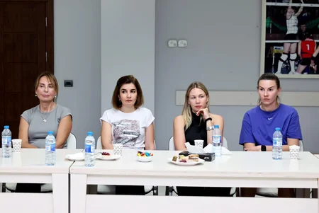 Azərbaycan Voleybol Federasiyasının rəhbərliyi qadınlardan ibarət millinin üzvləri ilə görüşüb