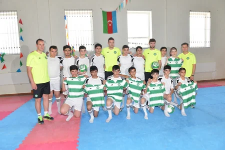 ​“Seltik” klubu Bakıda məcburi köçkün məktəbinin komandası ilə futbol oynayıb