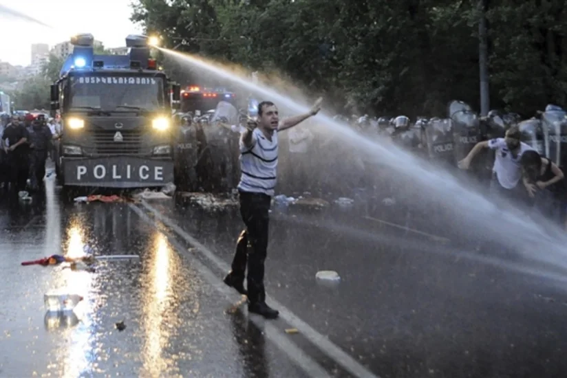 ​Ermənistanda aksiyada zorakılıq edən polislərə cinayət işi açılıb