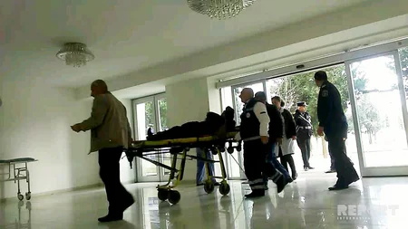 Lənkəranda avtomobil dayanacaqda duran iki nəfəri vurub