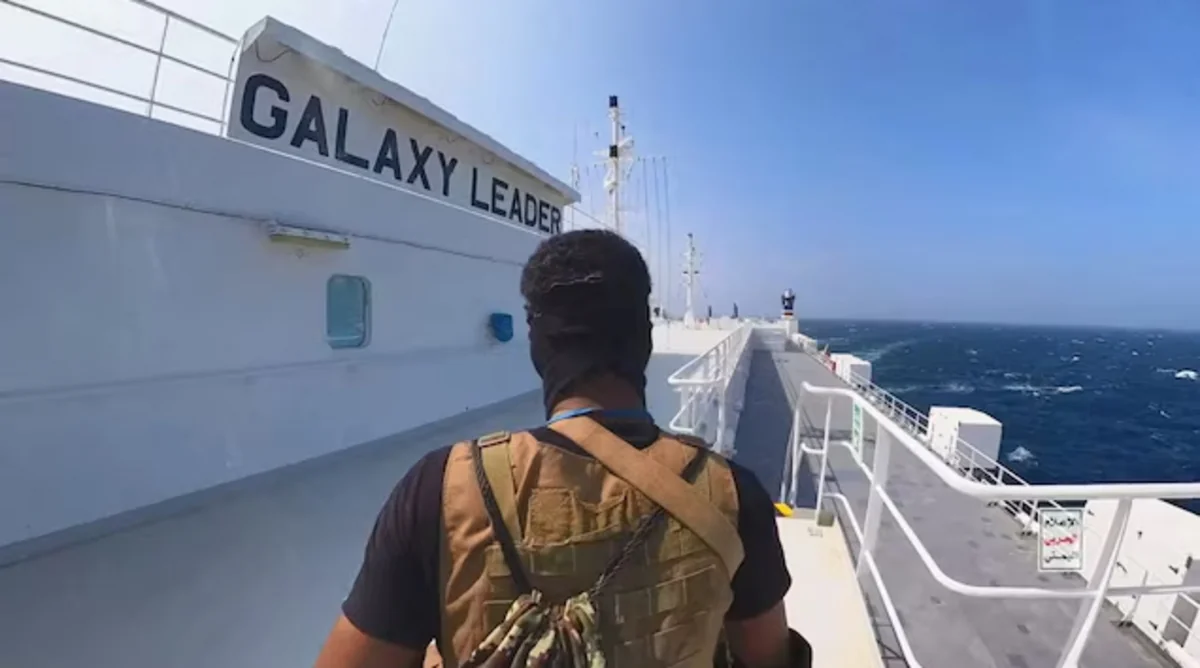 Husilər girov götürdükləri gəminin heyətini azad ediblər